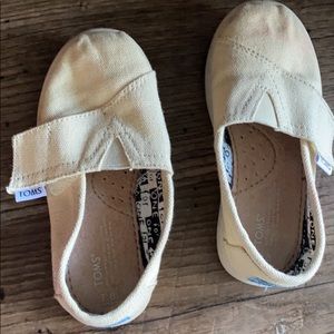 Tiny Toms slip ons